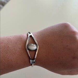 Elegant Sterling Silver Bracelet with Cats Eye Stone.